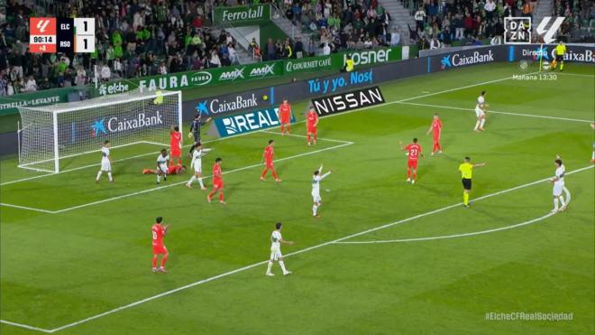 Aramburu, dolido tras su cabezazo con John Chetauya (Fuente: DAZN)