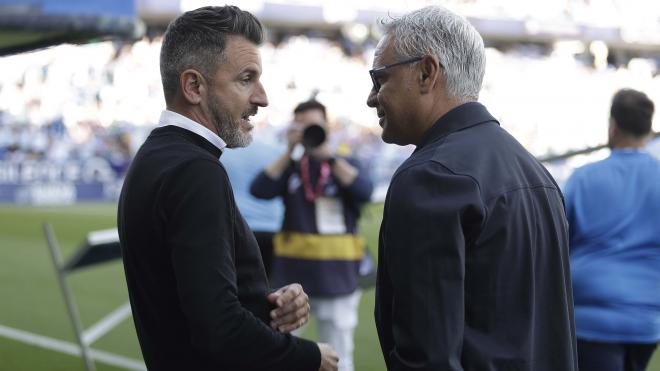 Sergio Pellicer saluda a Iván Ania antes del Málaga-Córdoba (Foto: LaLiga).