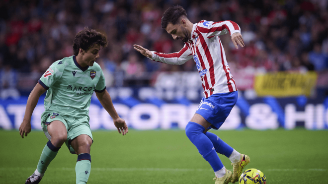 Baena, ante Carlos Álvarez en el Atlético-Levante (Foto: Cordon Press).