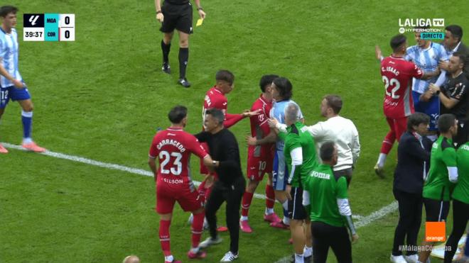 Tangana entre los banquillos del Málaga y el Córdoba (Imagen: LALIGA TV HYPERMOTION).