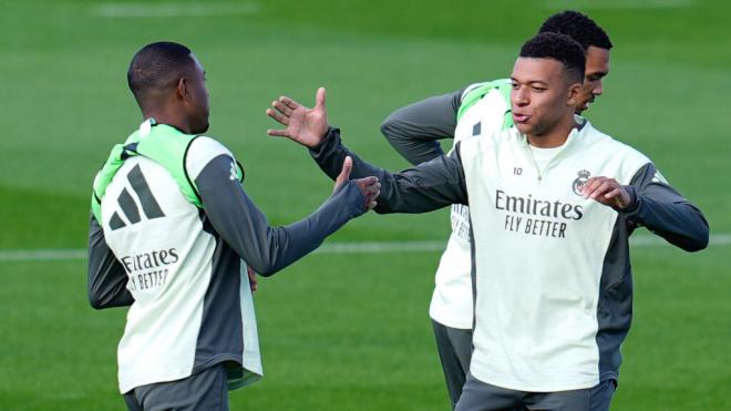 David Alaba y Mbappé durante un entrenamiento (Europa Press)