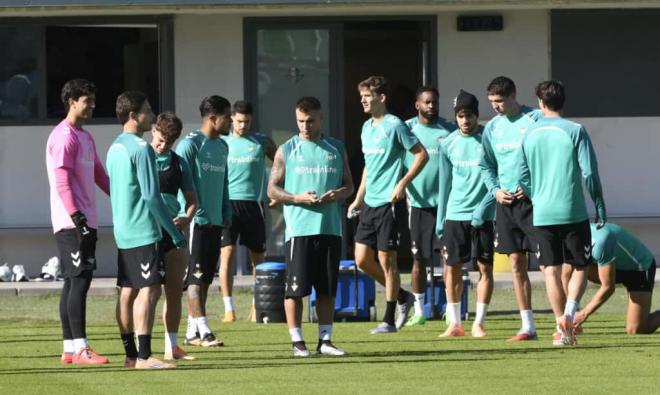 Los jugadores del Betis, en el entrenamiento previo al partido de Valencia (Foto: Kiko Hurtado).