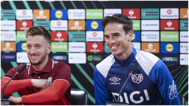 Balliu e Iñigo Pérez, en la previa del partido ante el Lech Poznan. (EFE)