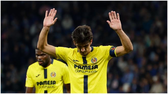 Gerard Moreno pide perdón tras su gol ante el Espanyol. (EFE)