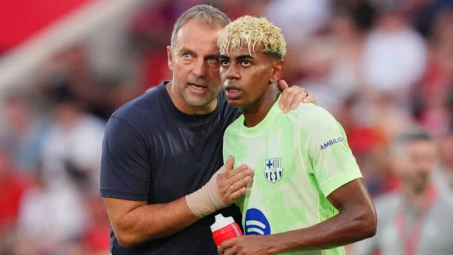 Hansi Flick y Lamine Yamal, en un partido del Barça.