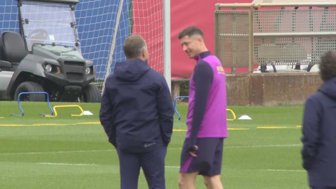 La conversación entre Lewandowski y Hansi Flick durante el entreno (ElDesmarque)