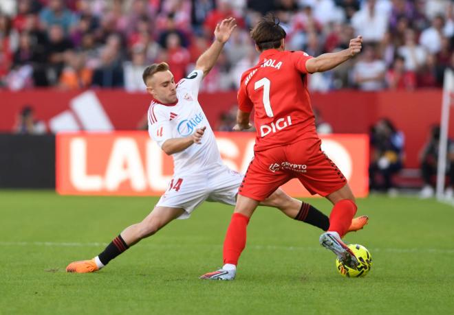 Peque, ante Osasuna (Foto: Kiko Hurtado).