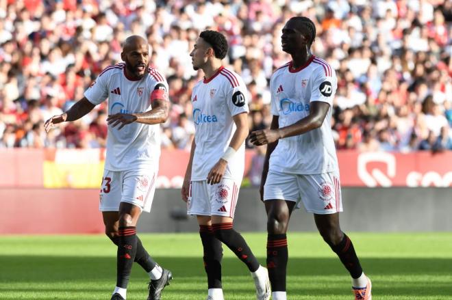 Marcao, Vargas y Nianzou, durante el Sevilla-Osasuna (Foto: Kiko Hurtado).