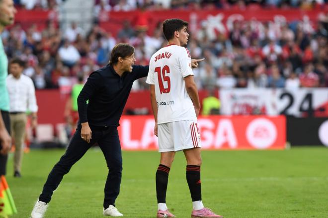 Matías Almeyda, dándole órdenes a Juanlu Sánchez (Foto: Kiko Hurtado).