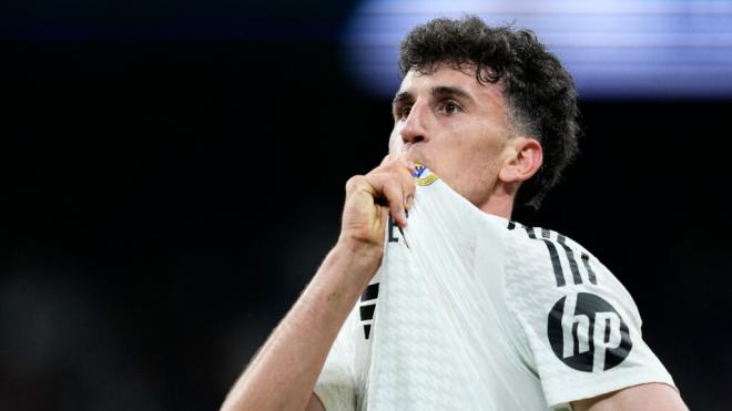 Jacobo Ramón besándose el escudo del Real Madrid (Europa Press)