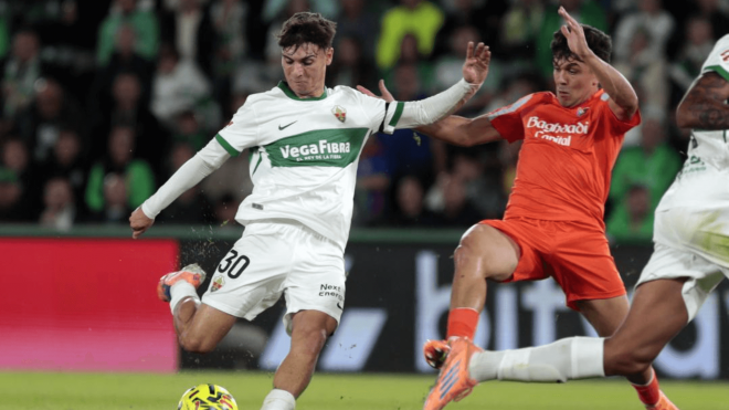 Jon Aramburu, durante el Elche-Real Sociedad (Foto: LaLiga).