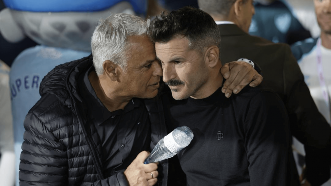 Sergio Pellicer saluda a Iván Ania antes del Málaga-Córdoba (Foto: LaLiga).