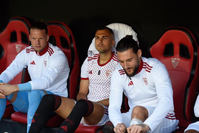 Joan Jordán, en el banquillo, en el Sevilla-Osasuna (Foto: Kiko Hurtado).