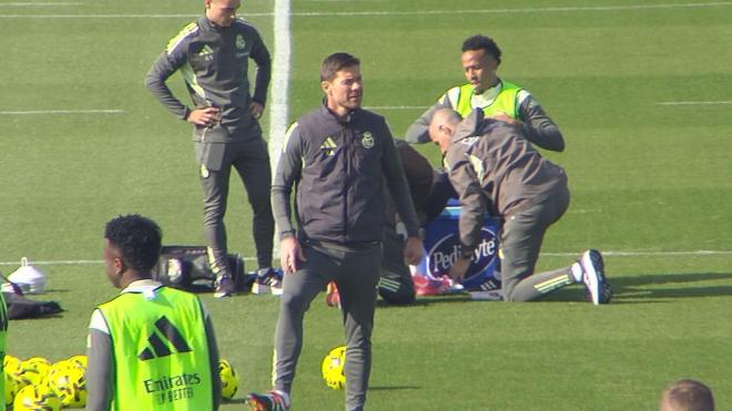 Militao es atendido durante el entreno y Xabi ocupa su puesto en el rondo (ElDesmarque)