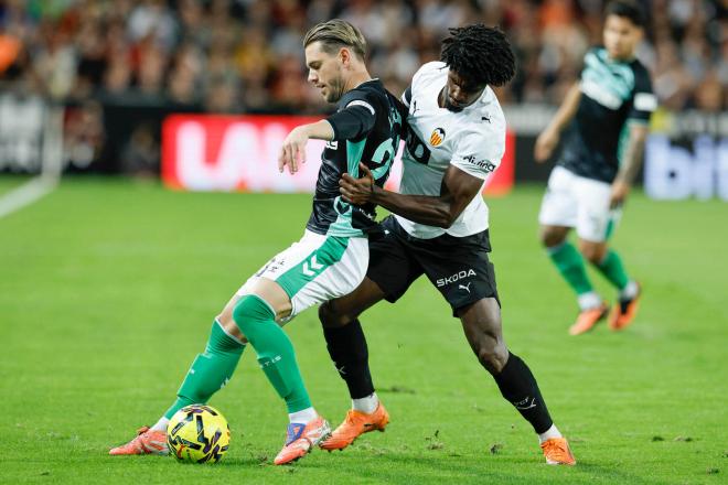 Lo Celso, ante el Valencia (Foto: EFE).