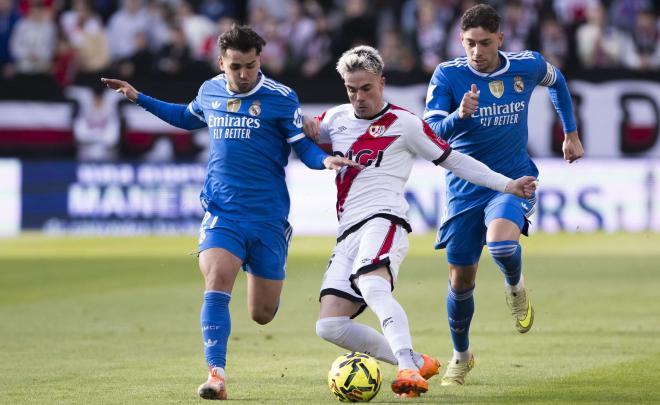 Brahim y Fede Valverde persiguen a Pep Chavarría en el Rayo Vallecano - Real Madrid (Foto: LALIGA)