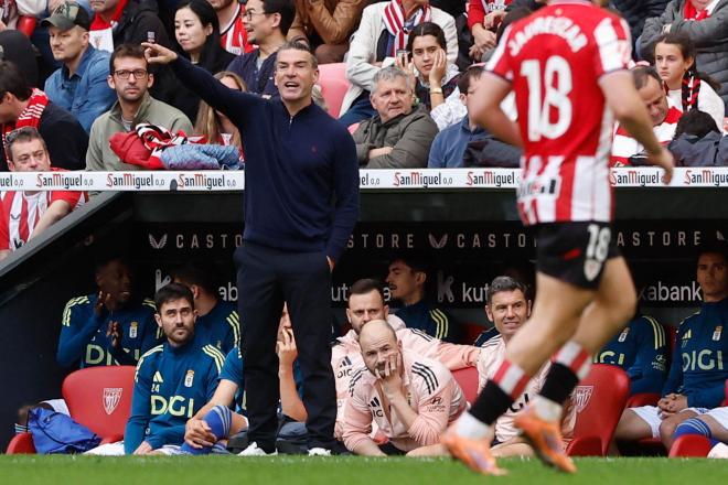 Luis Carrión da indicaciones en el Athletic-Oviedo (Foto: EFE).