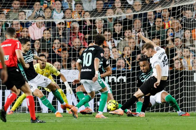 Imagen del Valencia - Betis (Foto: EFE)