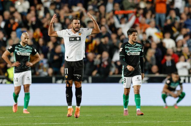 Luis Rioja, celebrando su gol ante el Betis (Foto: EFE).