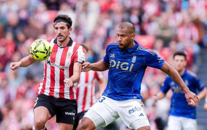 Dani Vivian y Salomón Rondón pelean un balón en el Athletic-Oviedo (Foto: RO).