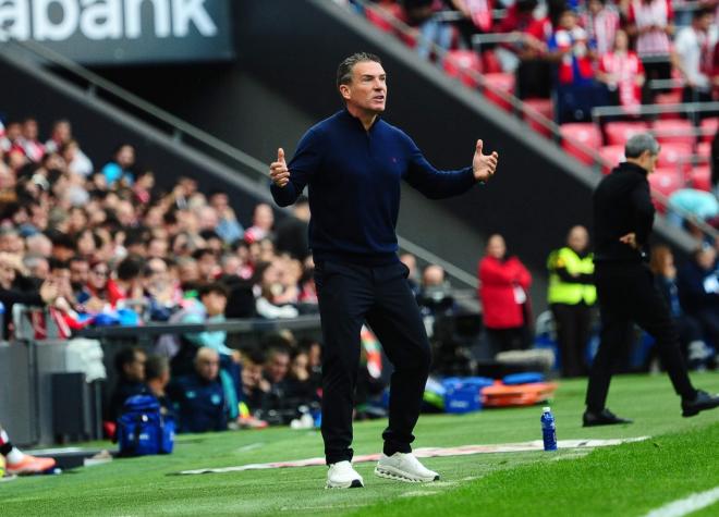 Luis Carrión da indicaciones durante el Athletic-Real Oviedo (Foto: LALIGA).