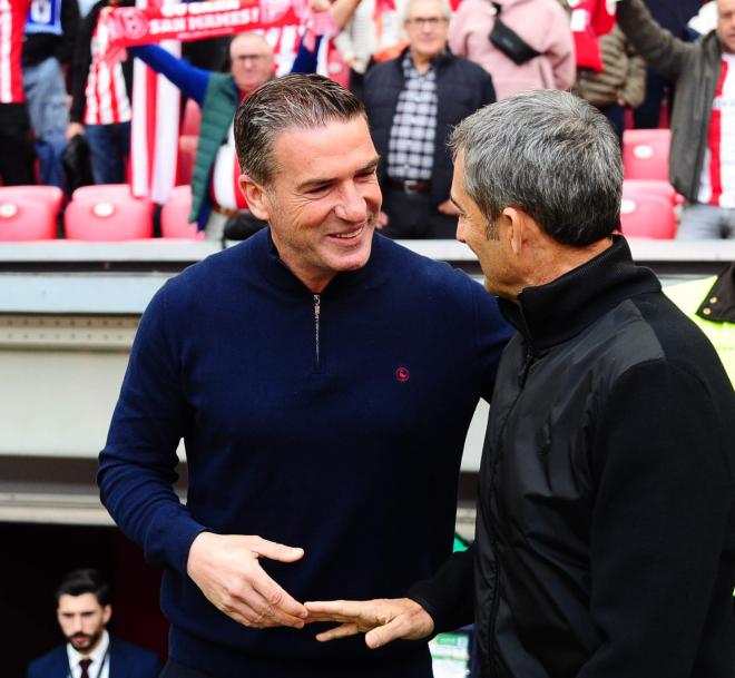 Luis Carrión saluda a Ernesto Valverde antes del Athletic-Real Oviedo (Foto: LALIGA).