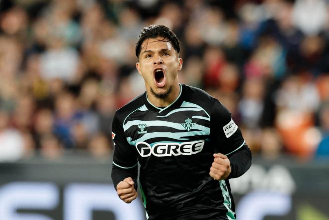 Cucho celebra su gol al Valencia (Foto: EFE)