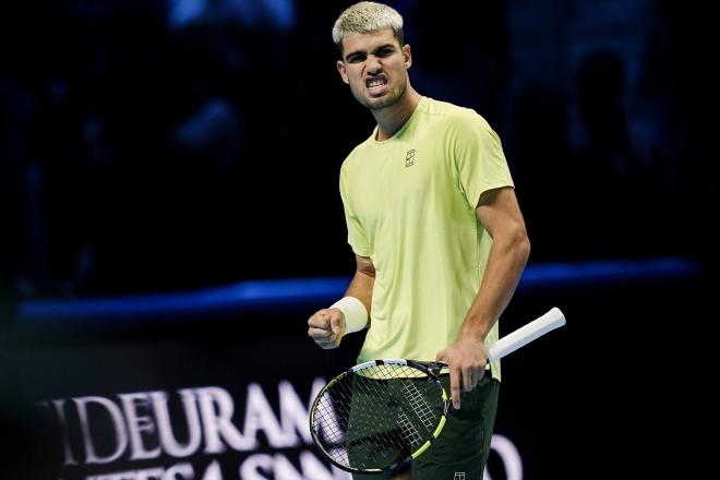 Carlos Alcaraz celebra ante Álex de Miñaur en las ATP Finals (Foto: Europa Press).