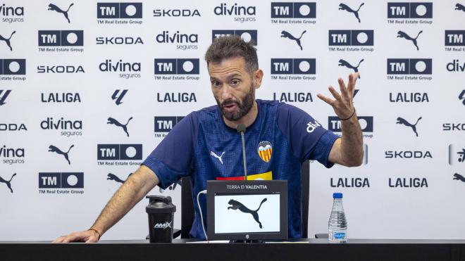 Carlos Corberán este sábado en Valencia (Foto: Valencia CF)