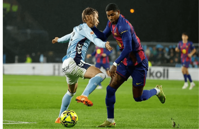 Marcus Rashford ante Óscar Mingueza (Foto: EFE).