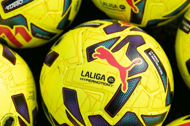 El balón amarillo de invierno de LaLiga.