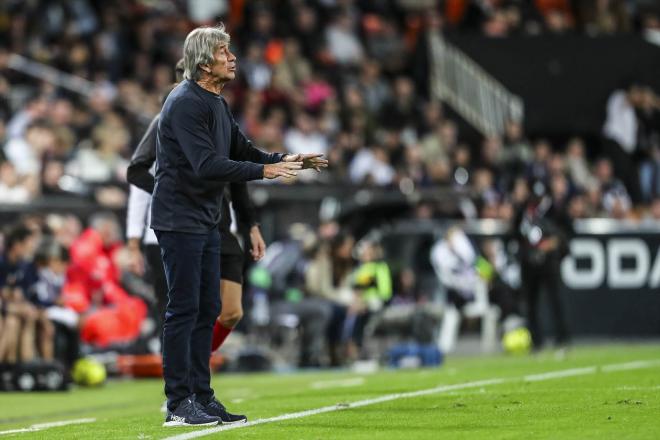 Manuel Pellegrini, ante el Valencia (Foto: Europa Press).