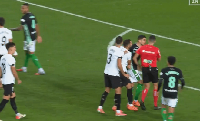 La polémica protesta entre Bartra y Luis Rioja en el Valencia - Betis.