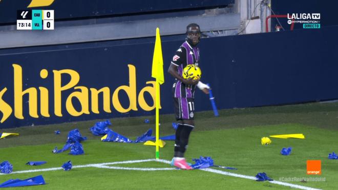 Tiran un palo azul durante el Cádiz - Real Valladolid (Imagen: LALIGA TV HYPERMOTION).
