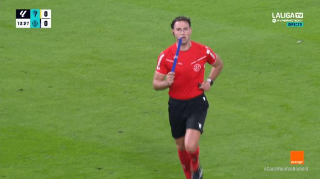 Tiran un palo azul durante el Cádiz - Real Valladolid (Imagen: LALIGA TV HYPERMOTION).