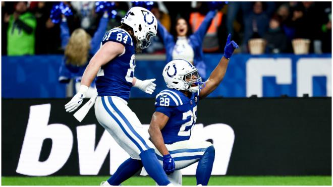 Tyler Warren junto con Jonathan Taylor celebrando la victoria de los Colts ante los Falcons. (EFE)