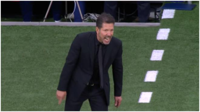 Simeone estalla contra Gil Manzano. (@MovistarFutbol)