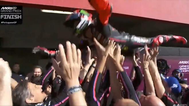 Marco Bezzecchi, celebrando su victoria en Portimao con su equipo (Foto: MotoGP).