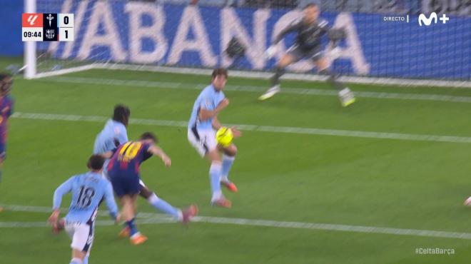 El penalti señalado a Marcos Alonso ante el Barcelona. (Movistar)