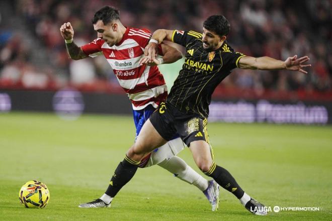 Pomares pelea un balón en el Granada-Real Zaragoza (Foto: LALIGA).