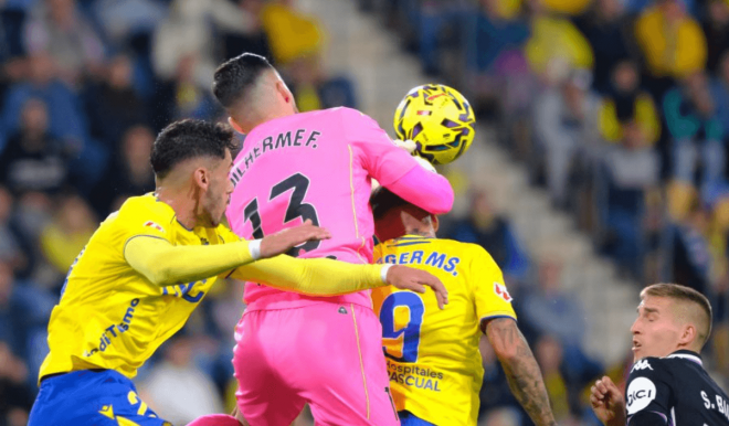 Guilherme Fernandes realizando una parada ante el Cádiz CF