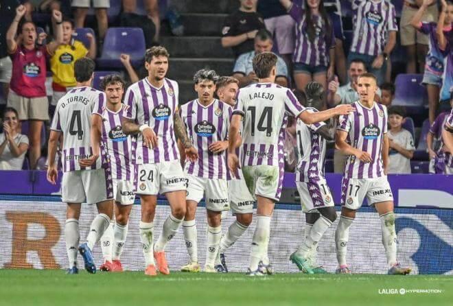 Jugadores del Real Valladolid celebran uno de los goles ante el Ceuta.