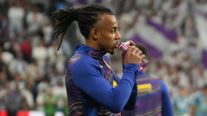 Jules Koundé en un partido con el FC Barcelona (Cordon Press)