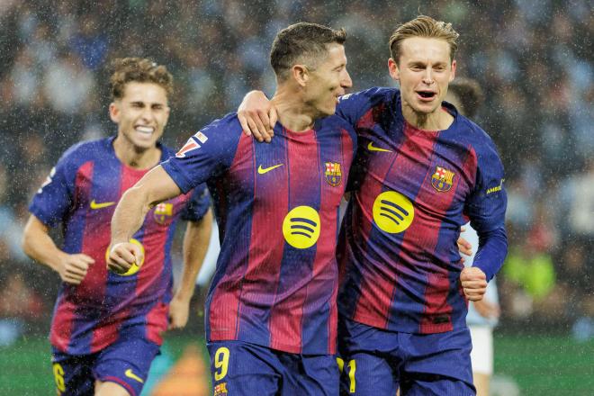 Lewandowski y Frenkie de Jong celebran un gol en el Celta-Barcelona (Foto: LaLiga).