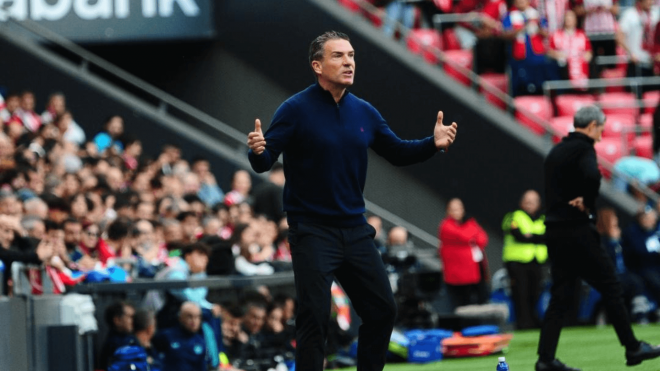 Luis Carrión da indicaciones en el Athletic-Oviedo (Foto: LaLiga).