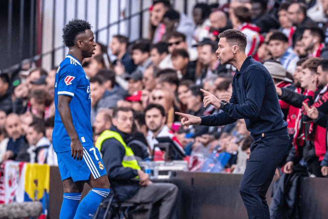 Vinicius conversa con Xabi Alonso en el Rayo-Real Madrid (Foto: EFE).