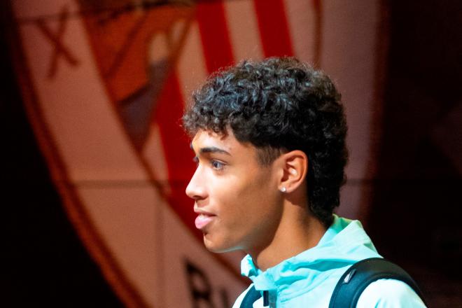 Selton baja del autobús para jugar como titular ante el Real Oviedo en San Mamés (Foto: Athletic Club).