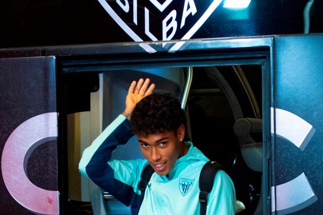 Selton Sánchez Sued baja del autobús para jugar como titular ante el Real Oviedo en San Mamés (Foto: Athletic Club).