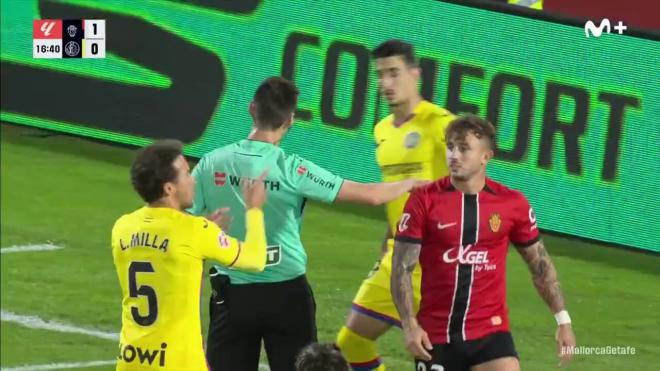 Enganchón de Pablo Maffeo con Luis Milla en el Mallorca - Getafe (Imagen: Movistar LALIGA).