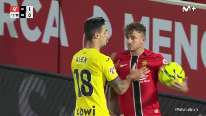 Enganchón de Pablo Maffeo con Älex Sancris en el Mallorca - Getafe (Imagen: Movistar LALIGA).